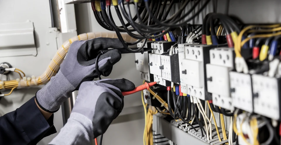 Un ingénieur électricien teste les installations électriques et les câbles sur le système de protection des relais